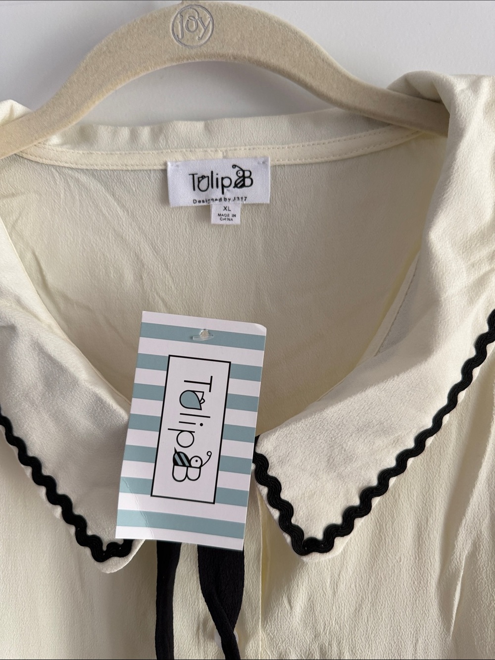 Cream Short-Sleeve Peter Pan collar Button Front Blouse with Black Trim large - Picture 2 of 6